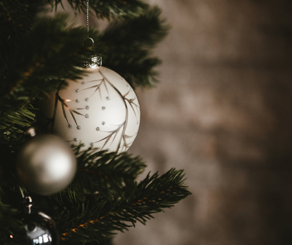 files/white-and-silver-christmas-ball-ornament.jpg
